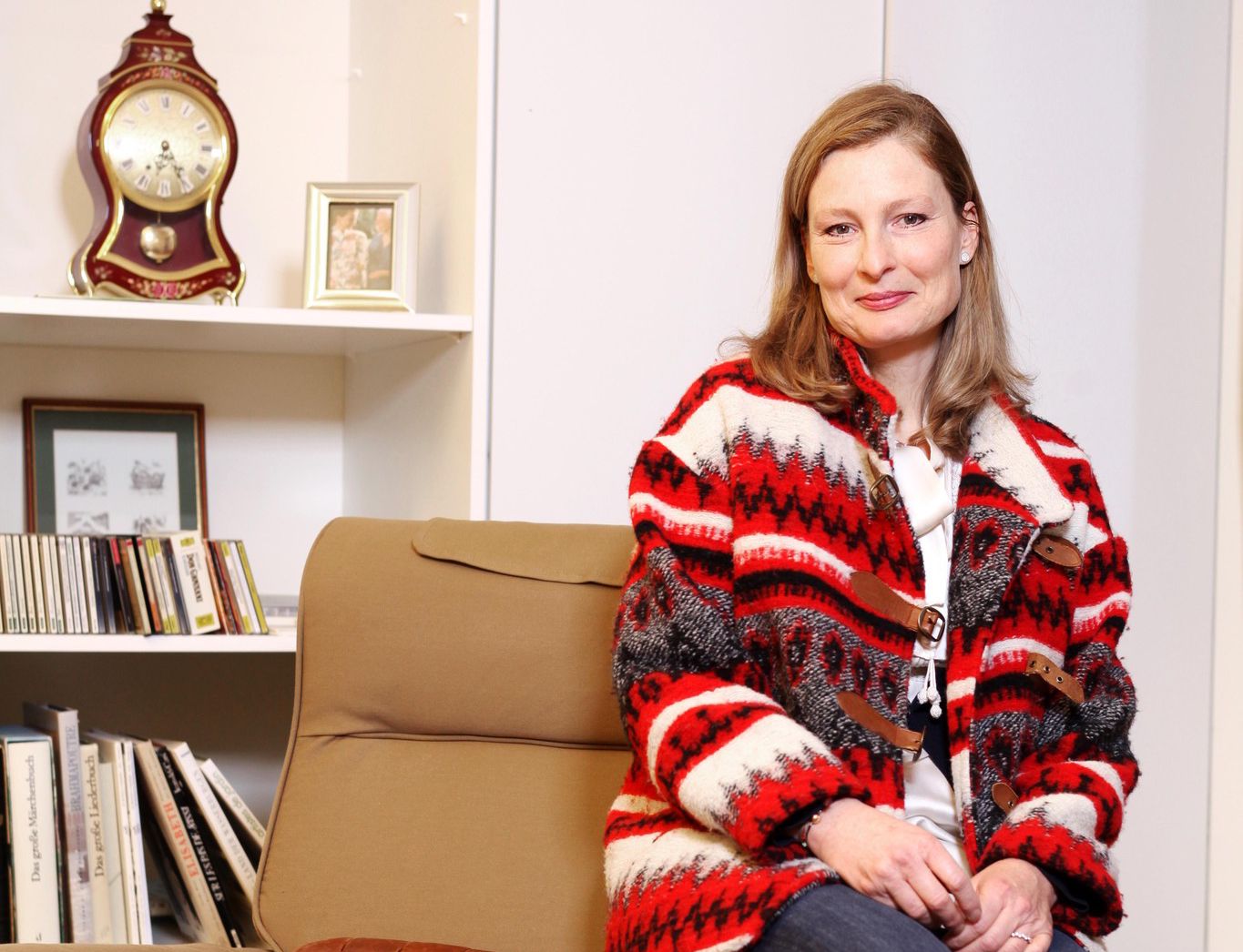Sabine de Clavière, ici dans la salle de vie du Jardin d'Hedwig, centre thérapeutique pour personnes atteintes de la maladie d'alzheimer.