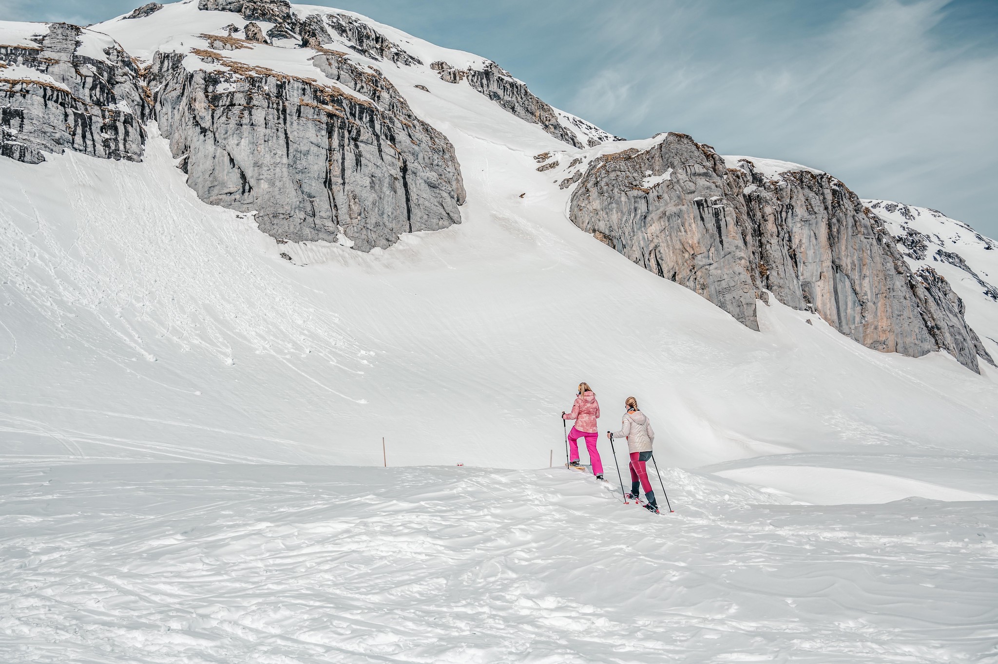 Die Schneeschuhtour über den Gemmipass führt durch eine eindrückliche Landschaft.