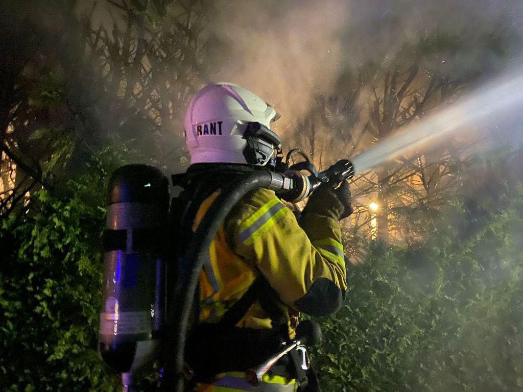 Les hommes du Service d’incendie et de secours en intervention sur la commune de Veyrier, dans la nuit de samedi à dimanche. SIS
