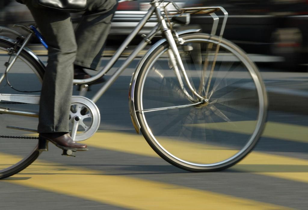 Une cycliste a heurté une voiture, mardi, à Bienne (BE).