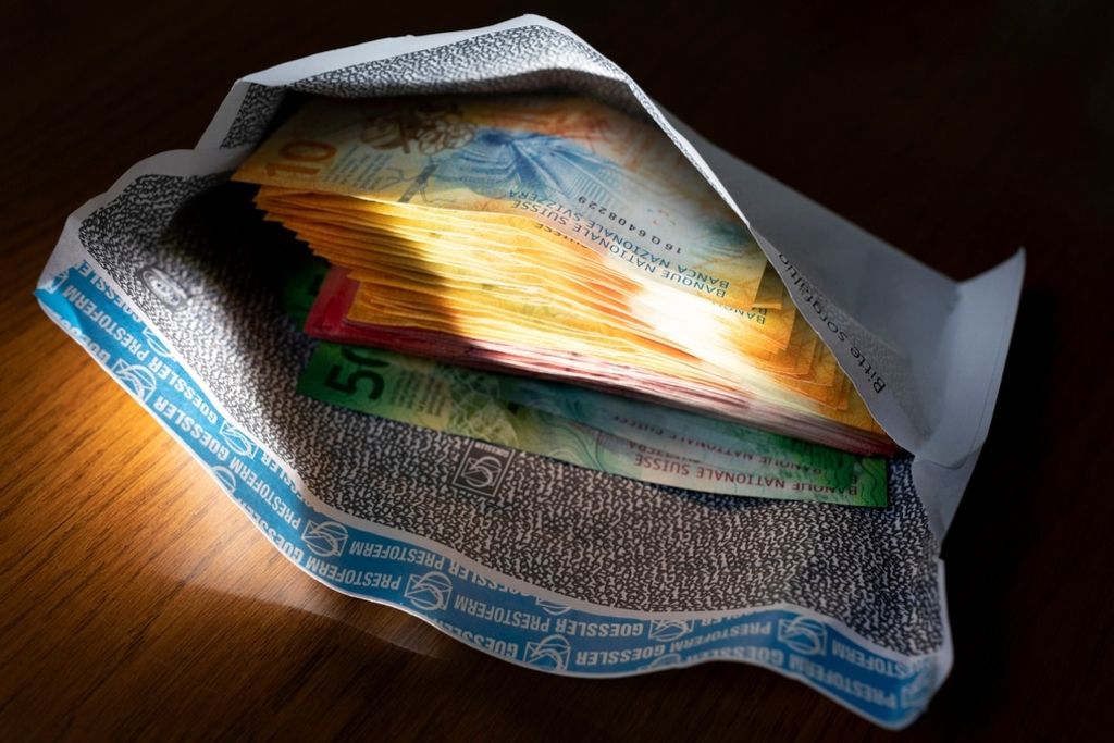 Il ramasse 17 000 fr. dans la rue et les rend à la police