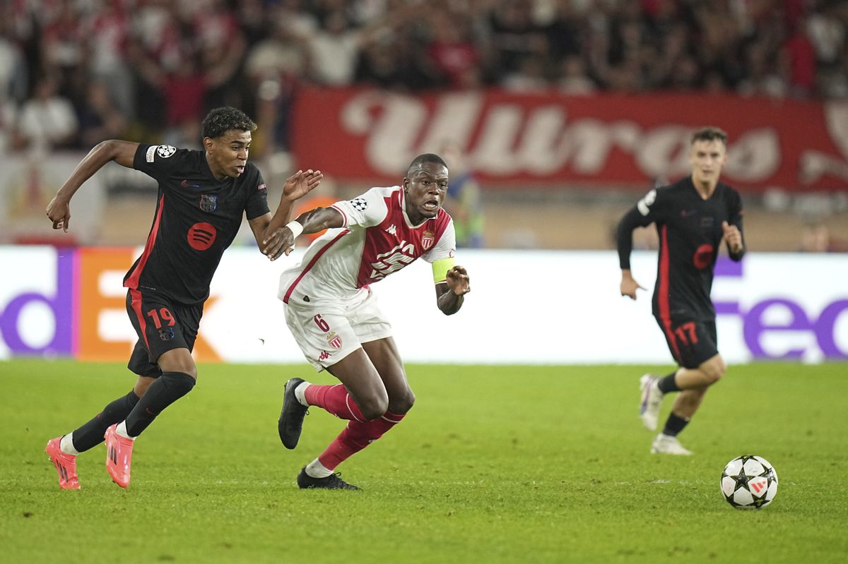Lamine Yamal de Barcelone (à gauche) et Denis Zakaria de Monaco courent après le ballon lors du match de phase d'ouverture de la Ligue des Champions entre Monaco et Barcelone au stade Louis II, à Monaco, le jeudi 19 septembre 2024.