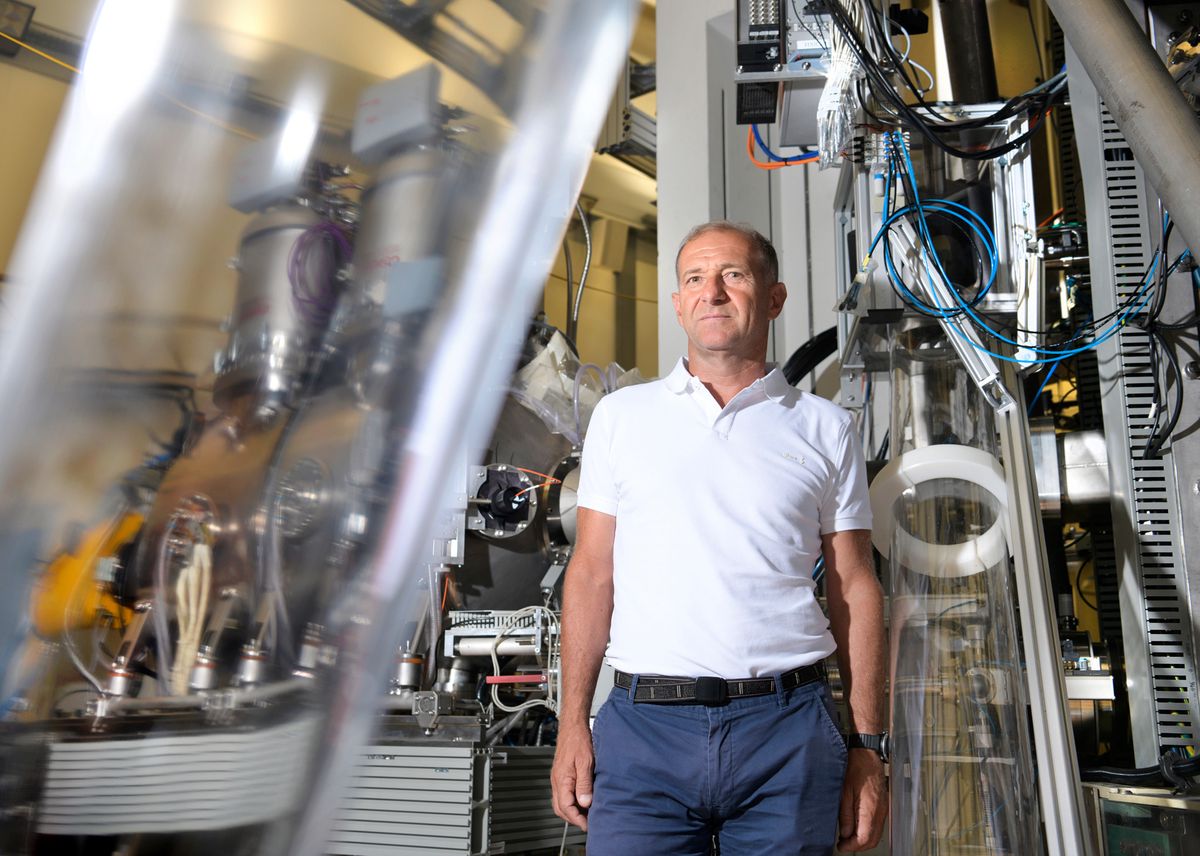 Lausanne, le 23 août 2023.  Ambrogio Fasoli , directeur du Swiss Plasma Center, ici devant l'appareil  Tokamak.  24HEURES/Chantal Dervey
