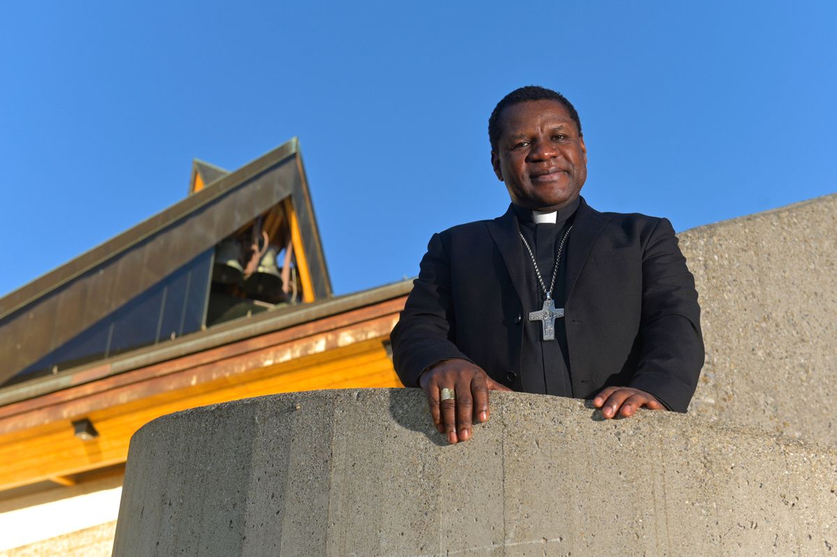 Andre Guiraud Pindi a passe plus de 5 ans a Nyon comme cure. Il s'etait fait connaitre en organisant de grandes benedictions pour les motards. Il est retourne depuis dans son pays le Congo et il y est devenu eveque de Matadi. De passage a Nyon il pose devant le clocher de l' Église Notre Dame de l'Immaculee Conception. ce mercredi 20 septembre 2023. (24 Heures/Christian Brun)