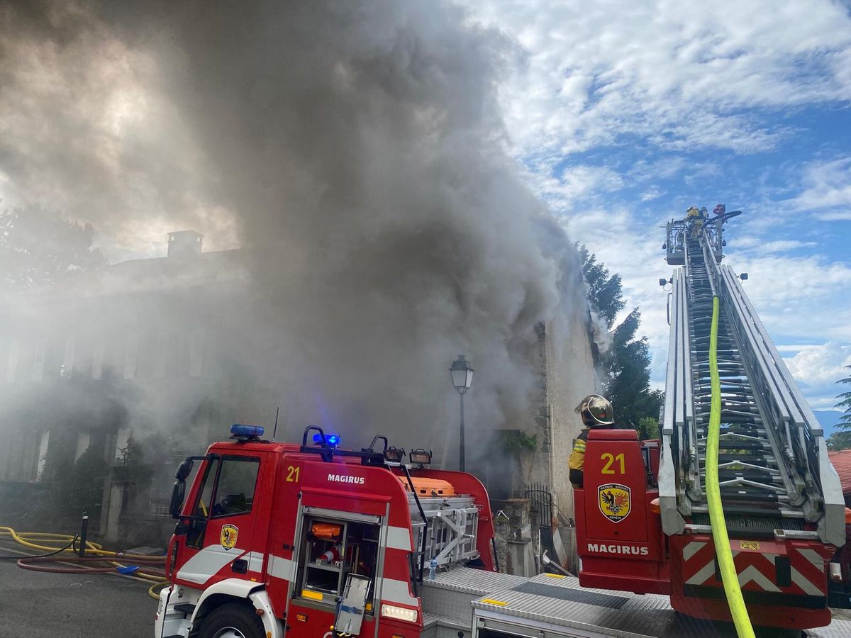 Une maison villageoise est en feu au centre de Soral. 