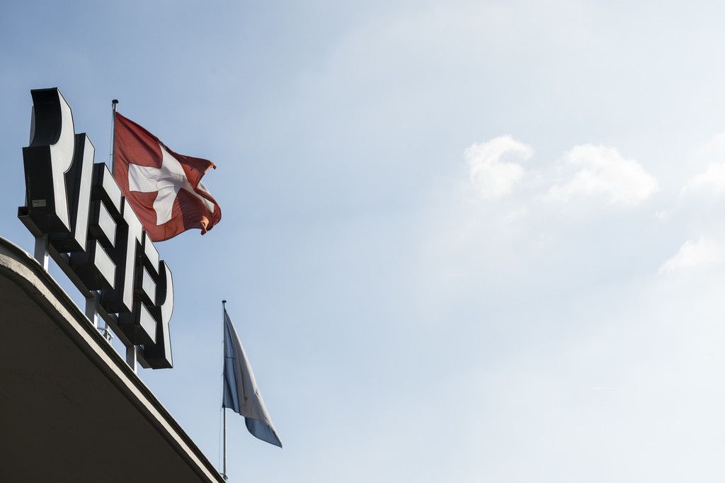 Das Logo des Spinnmaschinen-Herstellers Rieter in Winterthur am Dienstag, 20. Oktober 2015. Rieter will in Winterthur Maschinen nur noch montieren und baut darum an diesem Standort ueber 200 Stellen ab, wie das Unternehmen heute bekannt gab. Der Spinnmaschinen-Hersteller reagiert damit auf die rücklaeufige Nachfrage und den starken Franken. (KEYSTONE/Dominic Steinmann)