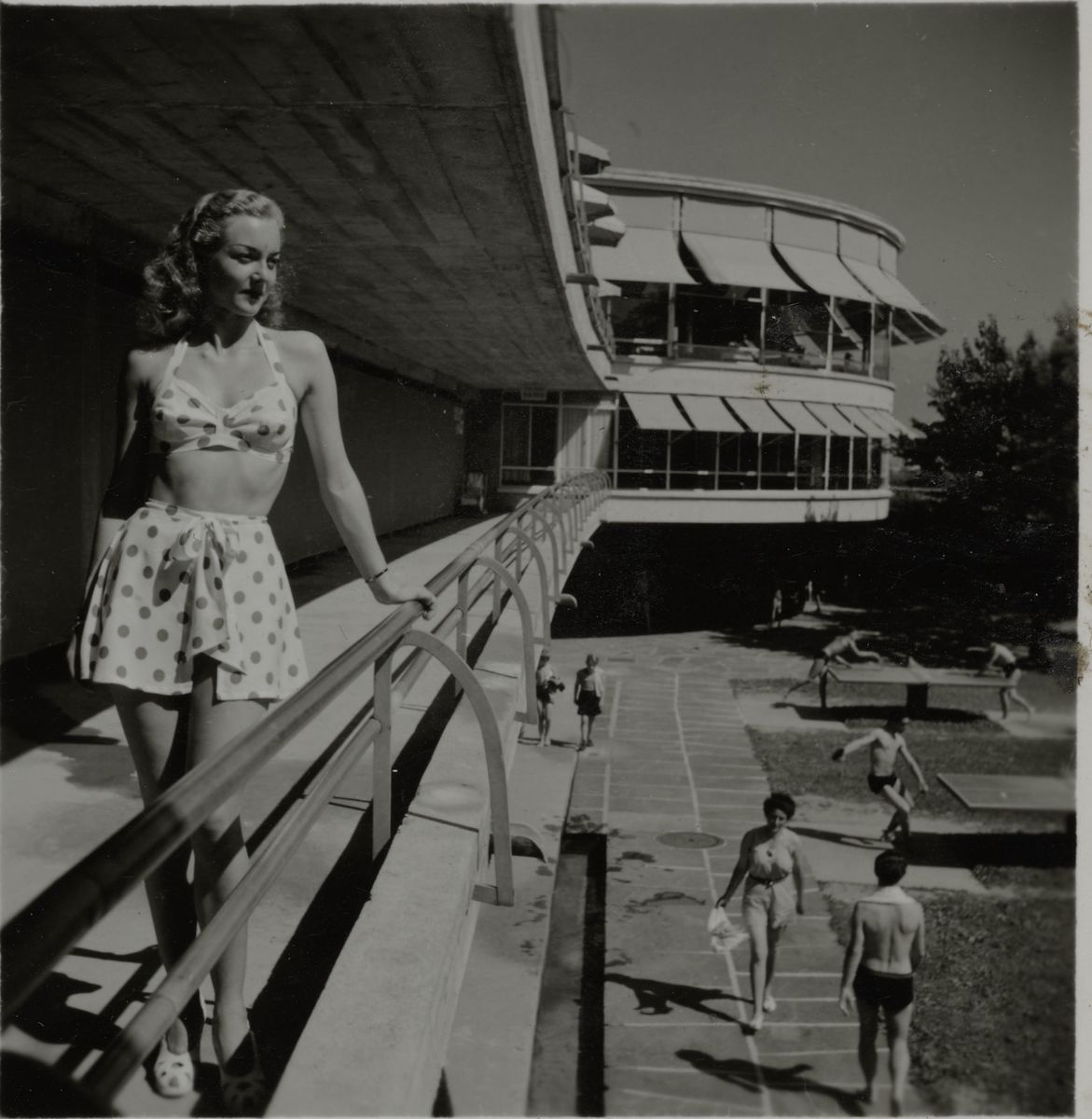 Gaston de Jongh, Femme posant à la piscine de Bellerive, photographie, vers 1940, coll. Musée Historique © Photo Elysée - Fonds de Jongh