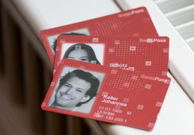 Dès le 1er août, les détenteurs d'un abonnement général ou d'un demi-tarif troqueront leur carte bleue contre une rouge à puce.