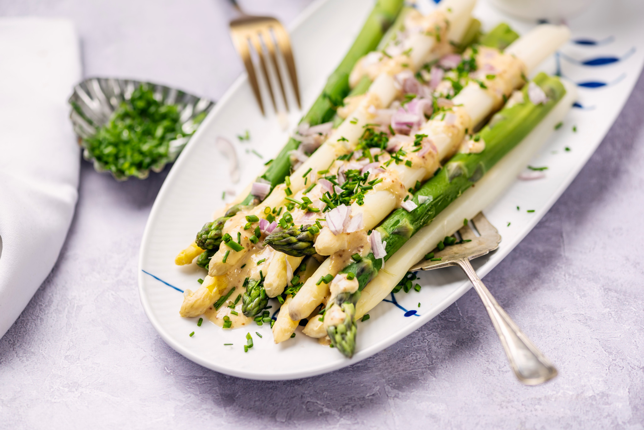 Fünf Rezepte für Saucen: Mit Fenchel-Vinaigrette und Miso-Hollandaise schmeckt der Spargel noch besser