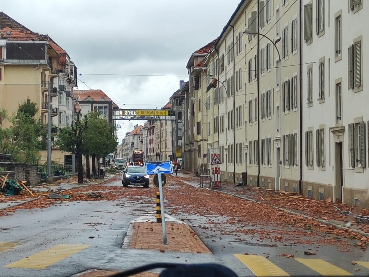 Des tuiles sont tombés des toits dans toute la ville.