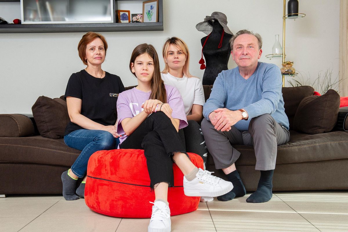 Puidoux, le 12.04.2022. Ieva est entourée de ses grands-parents Svetlana et Pierre-André Paley, et de sa mère Daria Ivchenko. Toute la famille est réunie à Puidoux à cause des conflits à Marioupol, où elle habitait.
