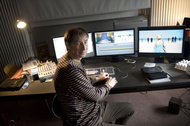 Und dann und wann ruft Seidl an: Christof Schertenleib am Arbeitsplatz, vor sich die Bilder von «Paradies: Liebe».