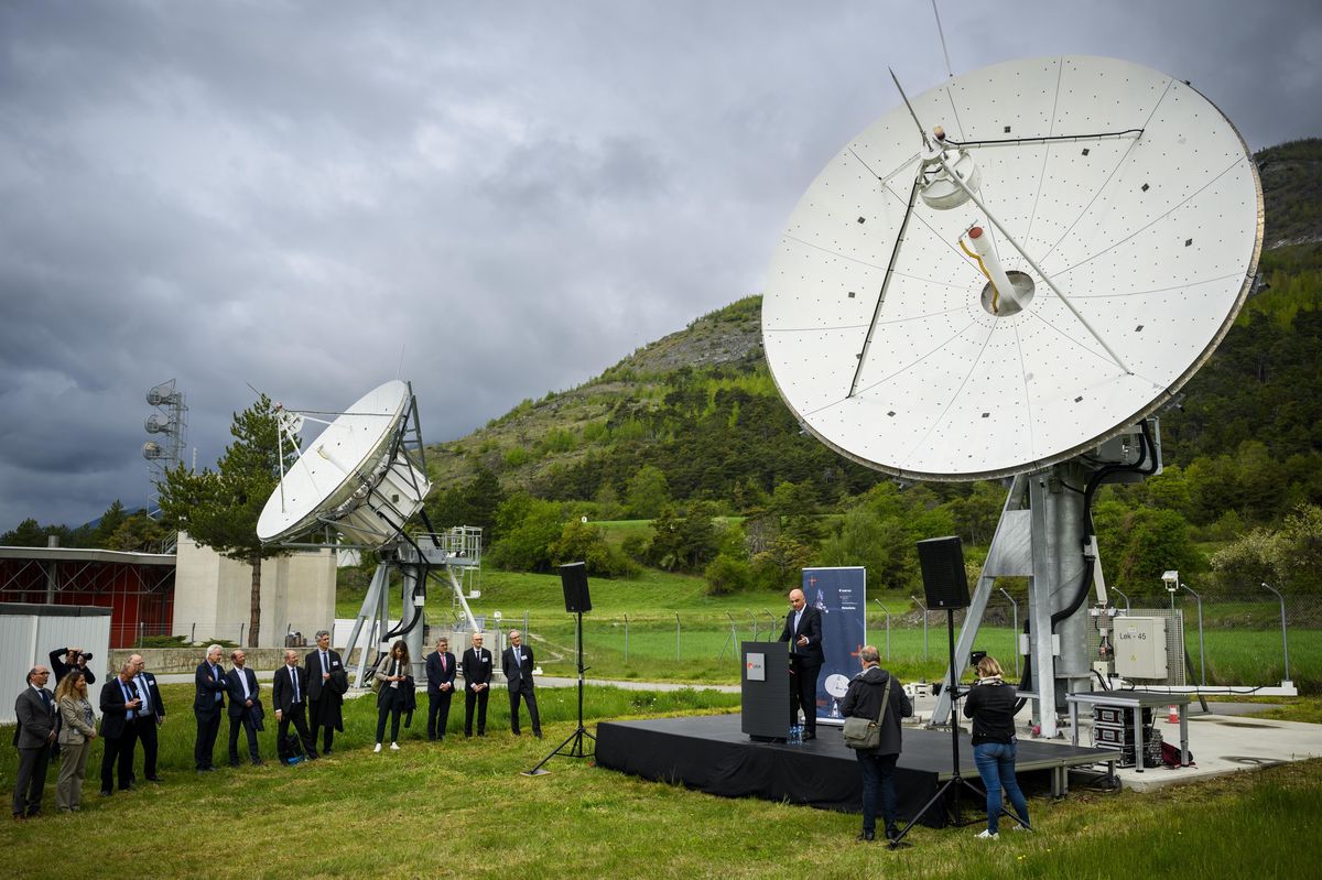 Le conseiller fédéral Alain Berset s’exprime devant une antenne lors l’inauguration de la station de réception au sol (Ground Station) des satellites d’Eumetsat ce vendredi. Le premier satellite de la série des satellites météorologiques géostationnaires de la troisième génération sera mis en service fin 2022.