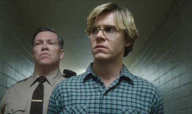 Evan Peters spielt den Serienmörder Dahmer in der Serie «Dahmer – Monster: The Jeffrey Dahmer Story», die am 22. September 2022 auf Netflix erschien.