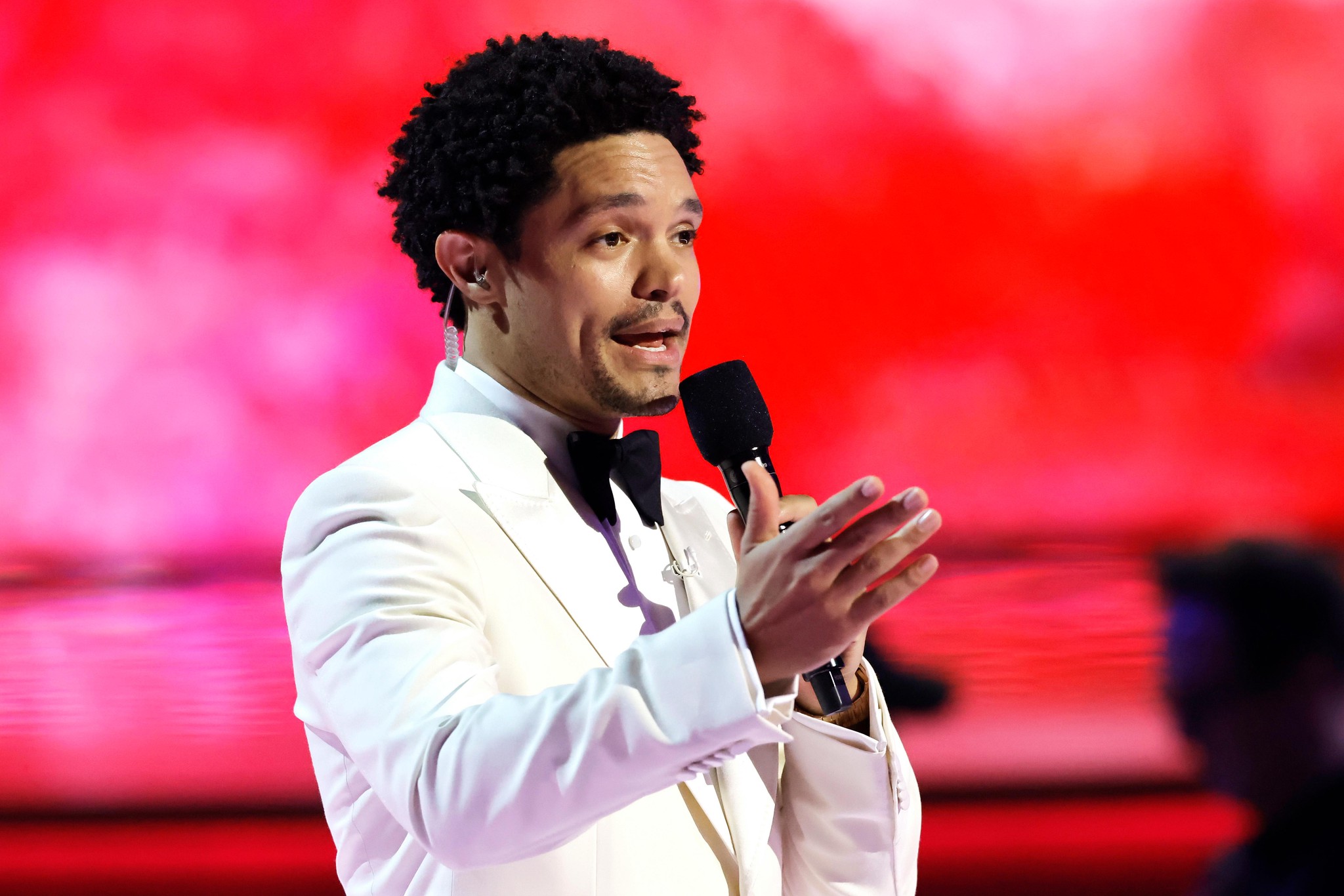 Comedian Trevor Noah auf der Bühne der Grammy-Awards.