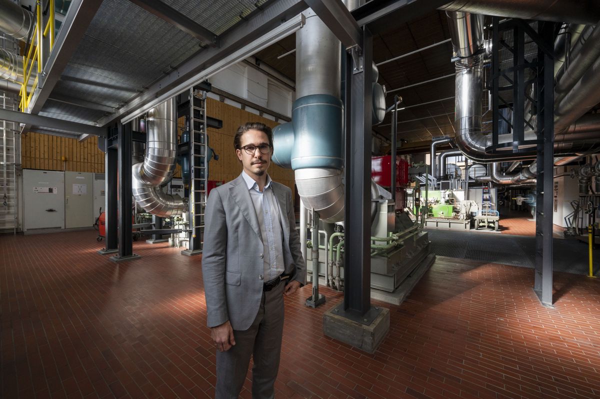 Le municipal Vert des Services industriels de Lausanne, Xavier Company, pilote le dossier de l’extension du chauffage à distance (CAD) qui devrait couvrir 75% des besoins à l’horizon 2050, contre moins de 30% actuellement. Il est photographié ici devant les pompes du CAD, le 18 octobre 2022.