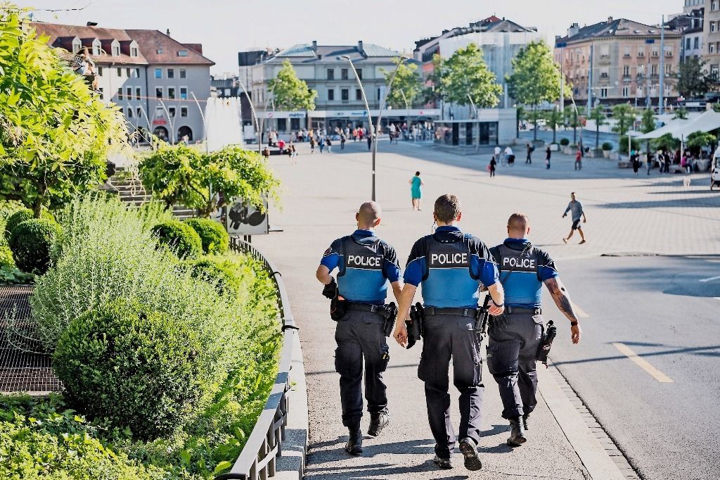 La police veut reprendre la rue laissée aux dealers