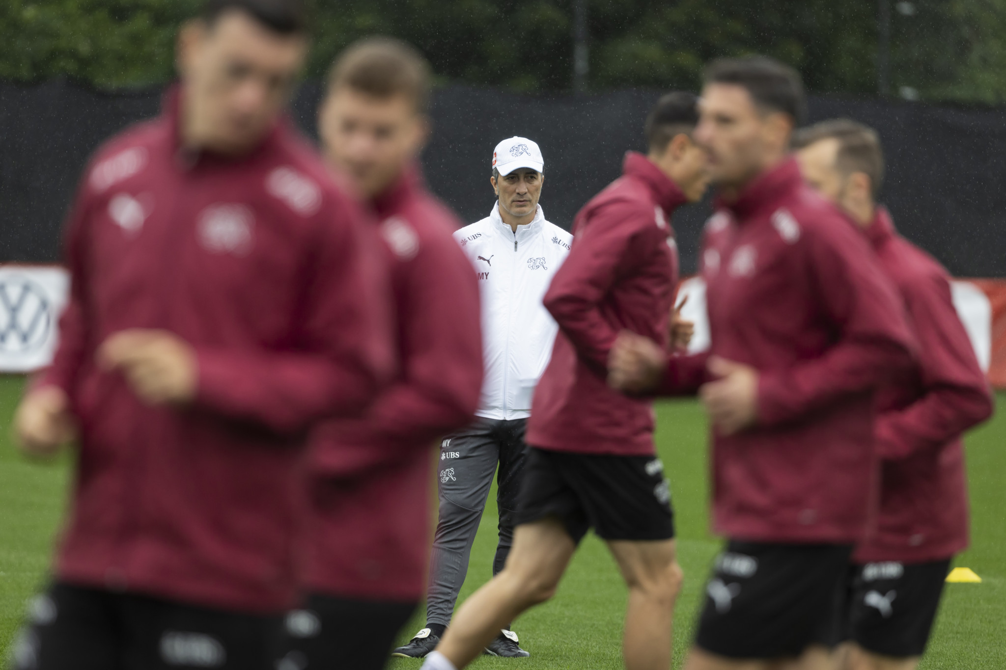 Trainer Murat Yakin beobachtet seine Spieler im Training der Schweizer Fussball Nationalmannschaft im Vorbereitungscamp zur Europameisterschaft, am Montag, 3. Juni 2024, in St. Gallen. (KEYSTONE/Peter Klaunzer)
