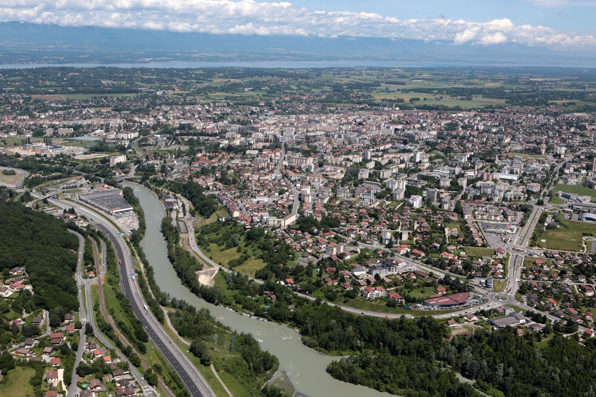 Vue aérienne d'Annemasse avec en arrière plan, le lac Léman. Photo Lucien Fortunati