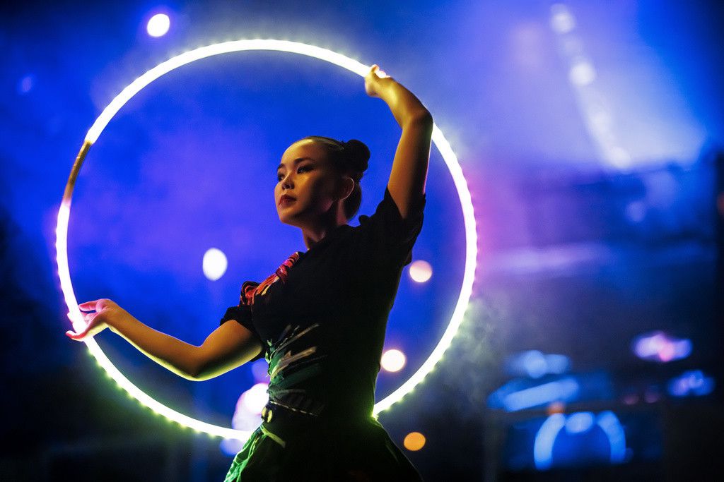 La jongleuse Batchimeg Batbeh lors de la representation du spectacle "MOI" du cirque jurassien Starlight, ce samedi 1 avril 2023 a Geneve. (KEYSTONE/Valentin Flauraud)