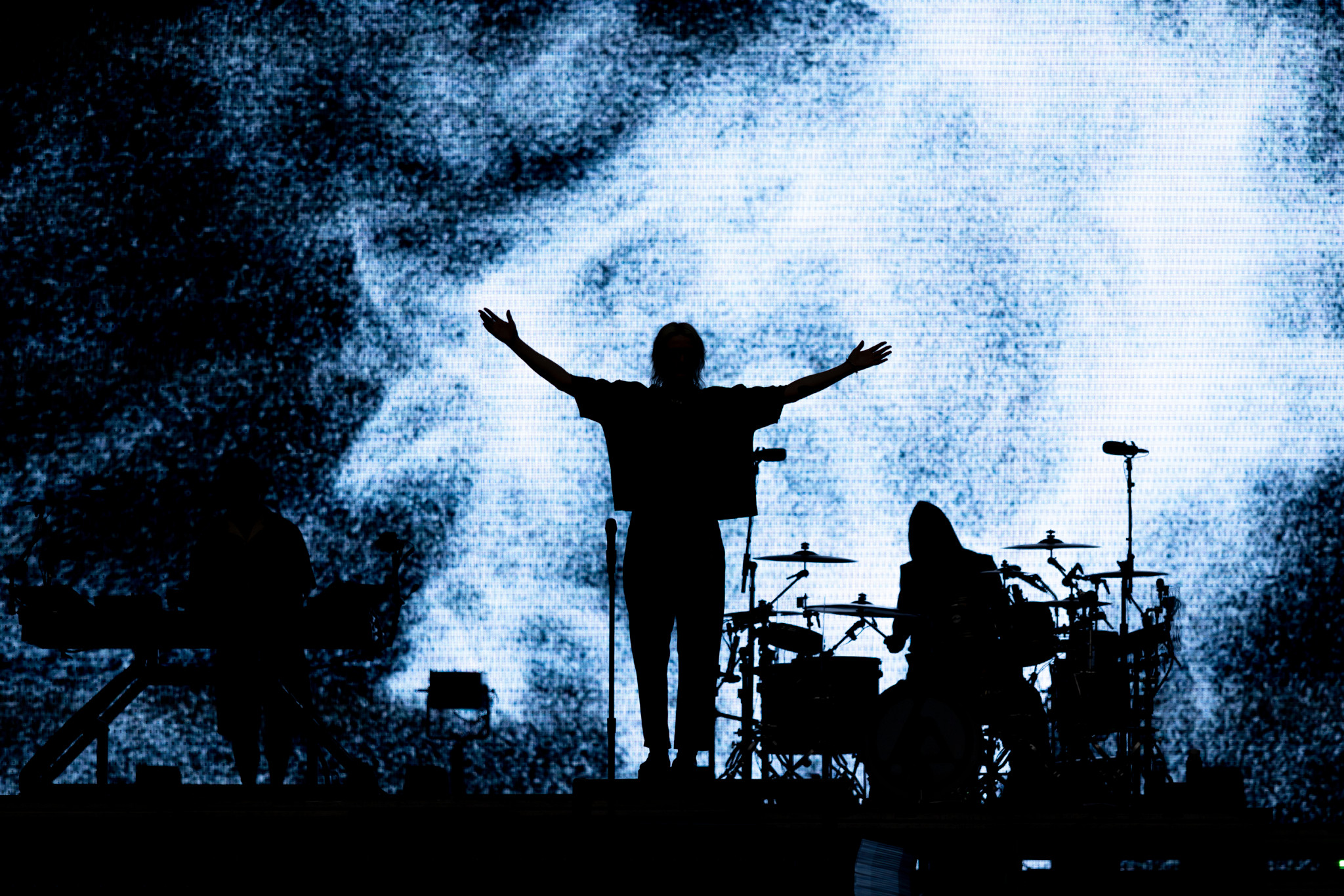 Linkin Park auf der Bühne: Silhouette einer Sängerin mit ausgebreiteten Armen vor grosser LED-Wand, From Zero World Tour 2026, Letzigrund Zürich. Linkin Park auf der Bühne: Silhouette einer Sängerin mit ausgebreiteten Armen vor grosser LED-Wand, From Zero World Tour 2026, Letzigrund Zürich.