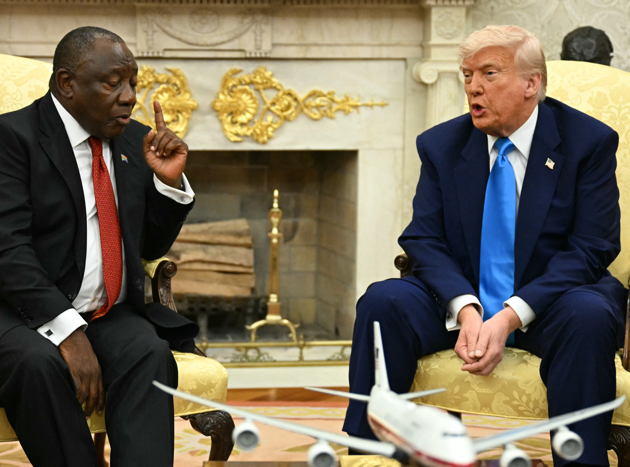 Le Président sud-africain Cyril Ramaphosa rencontre le Président américain Donald Trump dans le Bureau ovale de la Maison-Blanche à Washington, le 21 mai 2025, pour discuter de la relocalisation des Afrikaners blancs.