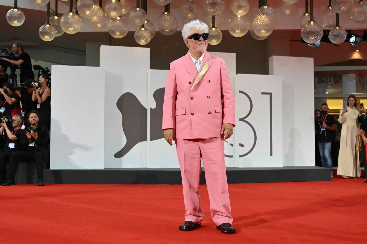 Le réalisateur espagnol Pedro Almodovar en costume rose sur le tapis rouge du film 'The Room Next Door' lors du 81e Festival international du film de Venise au Lido de Venise, le 2 septembre 2024.