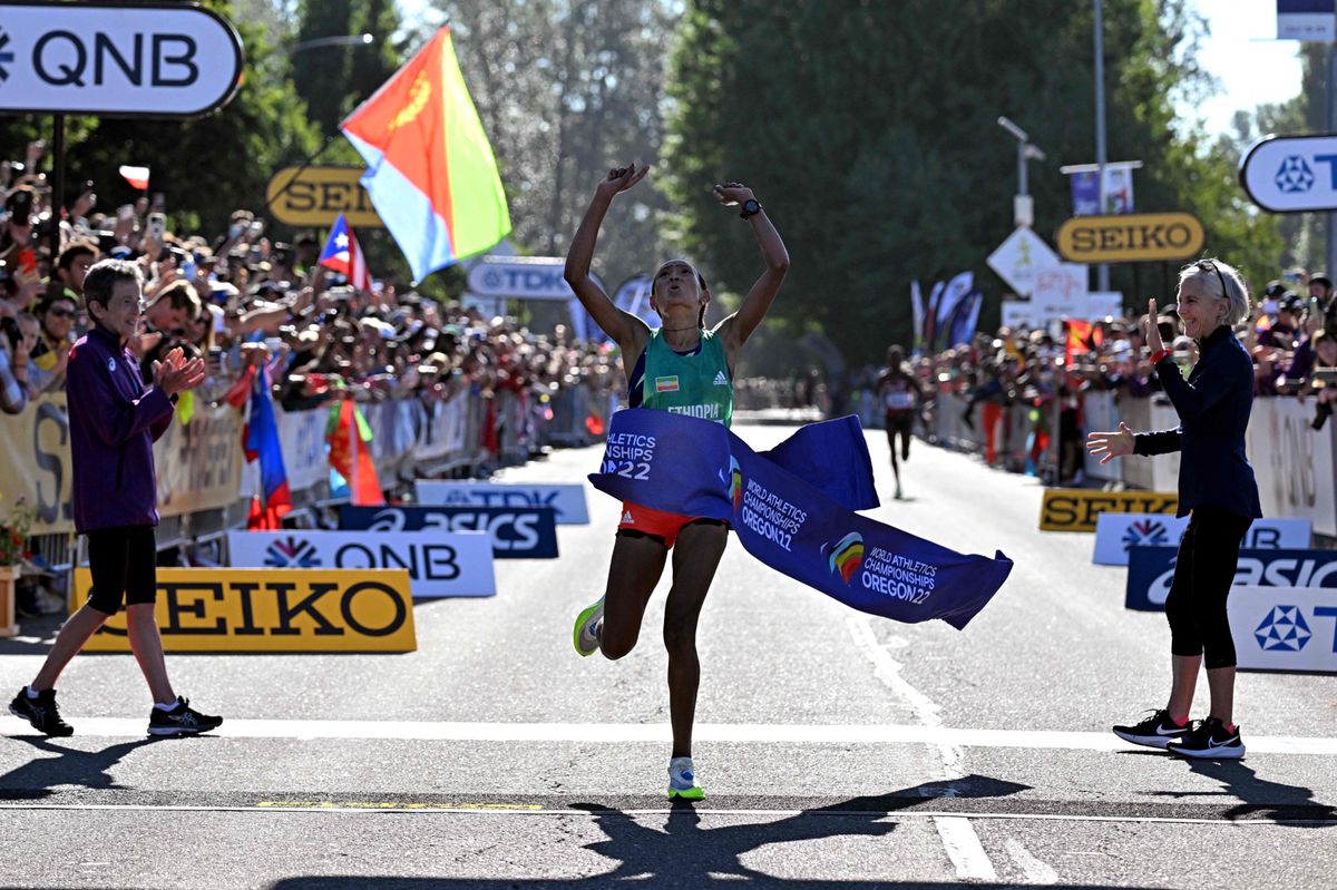 TOPSHOT - Ethiopia's Gotytom Gebreslase (C) crosses the finish line to win the women's marathon final during the World Athletics Championships in Eugene, Oregon on July 18, 2022. (Photo by Jim WATSON / AFP) (KEYSTONE/AFP/JIM WATSON)