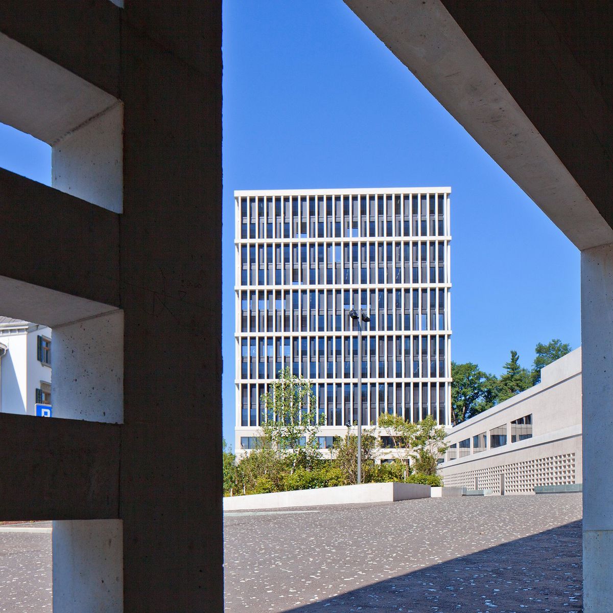Vue du bâtiment moderne du Bundesverwaltungsgericht à Saint-Gall avec un ciel bleu clair en arrière-plan.