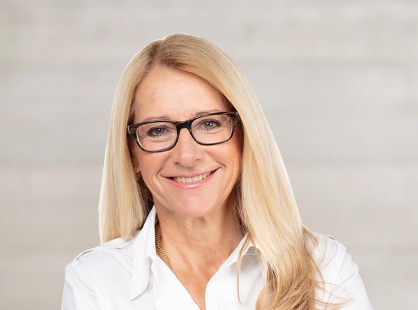 «Fondamentalement, il faut supposer que les mariages de jeunes de moins de 16 ans sont forcés», estime la conseillère nationale zurichoise Thérèse Schläpfer.