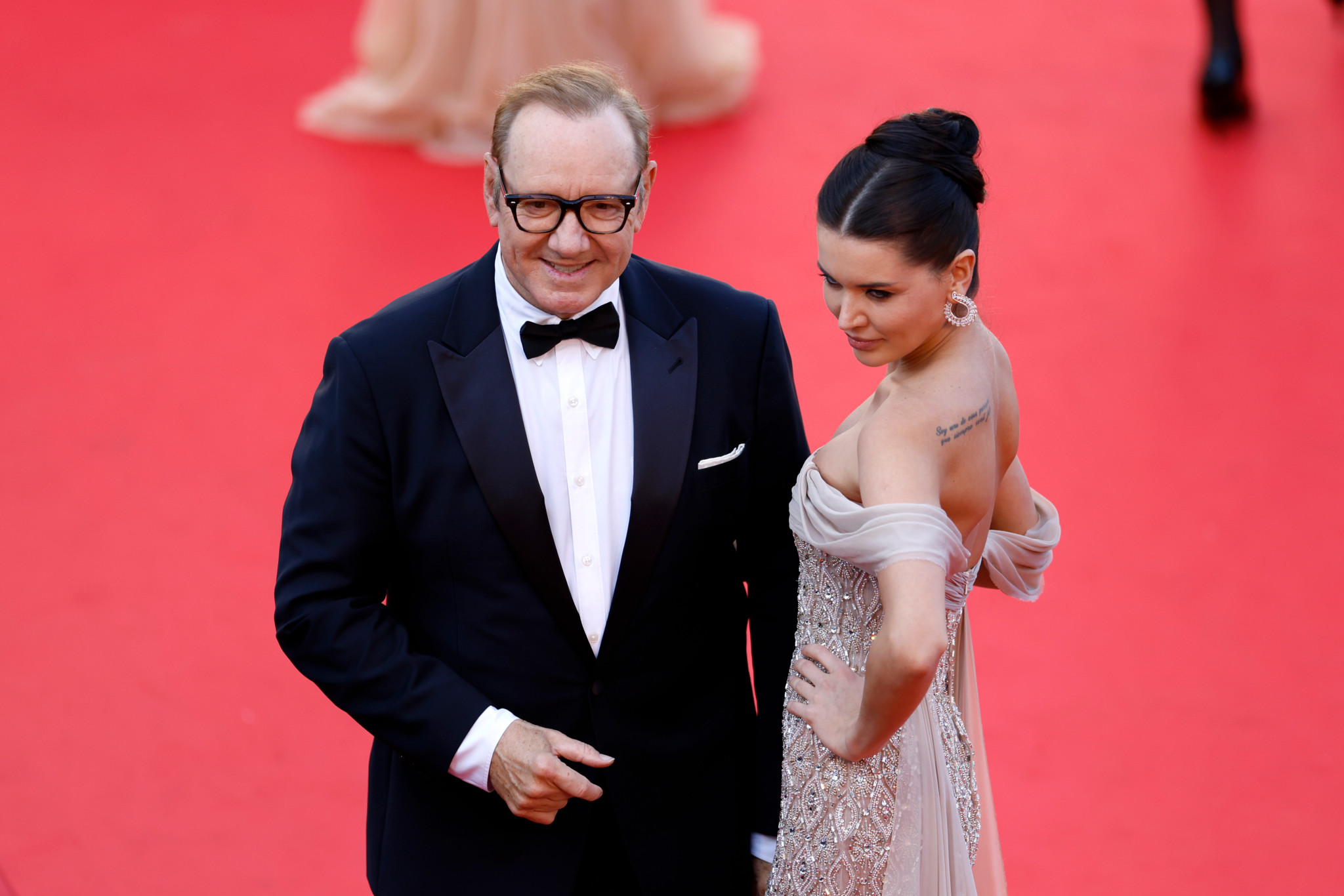 Filmfestival in Cannes: Kevin Spacey zeigt sich mit Model Via Lemann auf dem roten Teppich