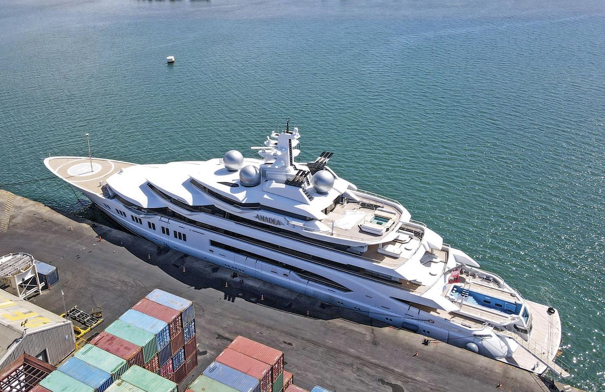 Le yacht Amadea amarré aux Fiji en avril. Les États-Unis affirment qu’il se dirigeait vers la Russie. 