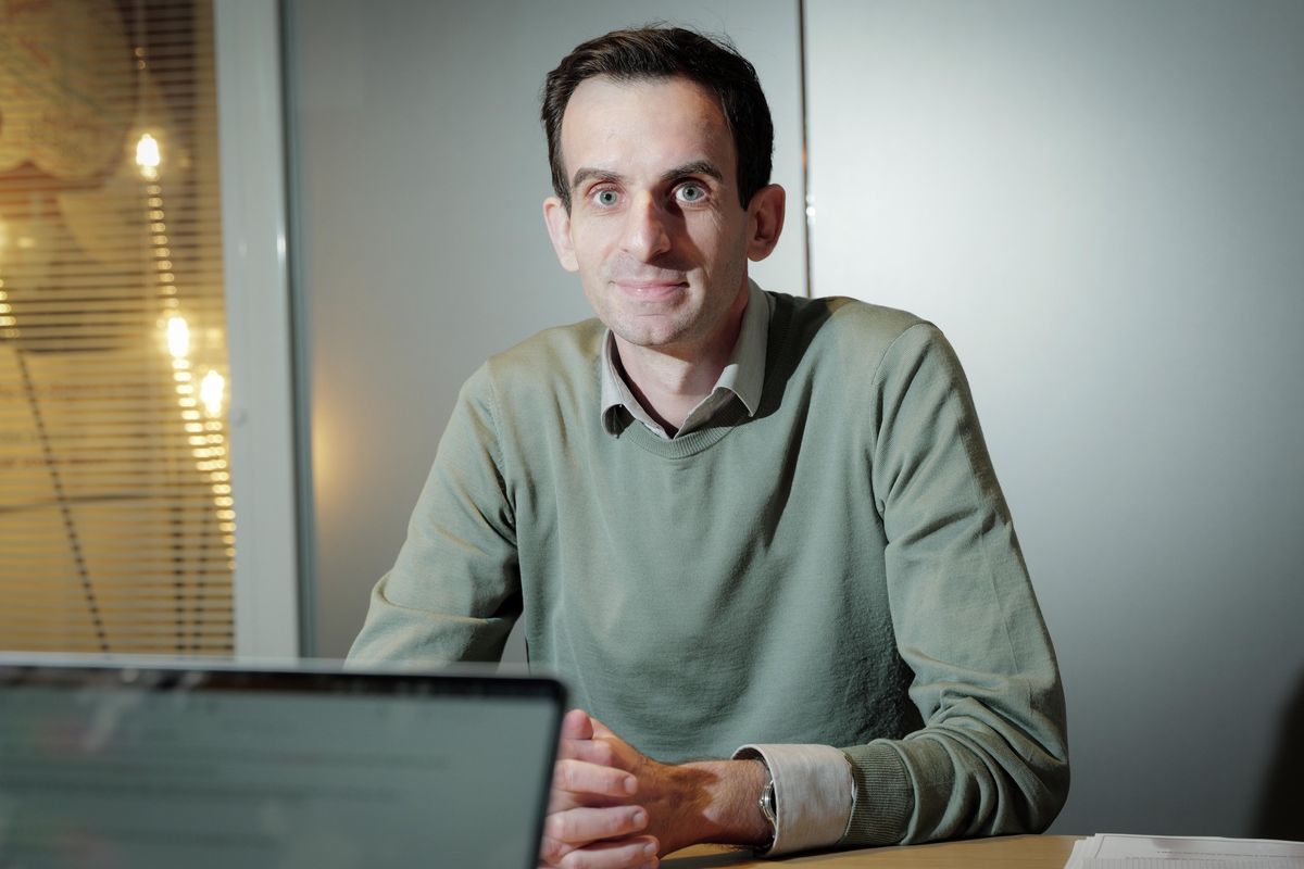 Simon Brandt en interview à Genève, le 28 novembre 2024, candidat aux élections municipales 2025 pour Libertés et Justice sociale (LJS).