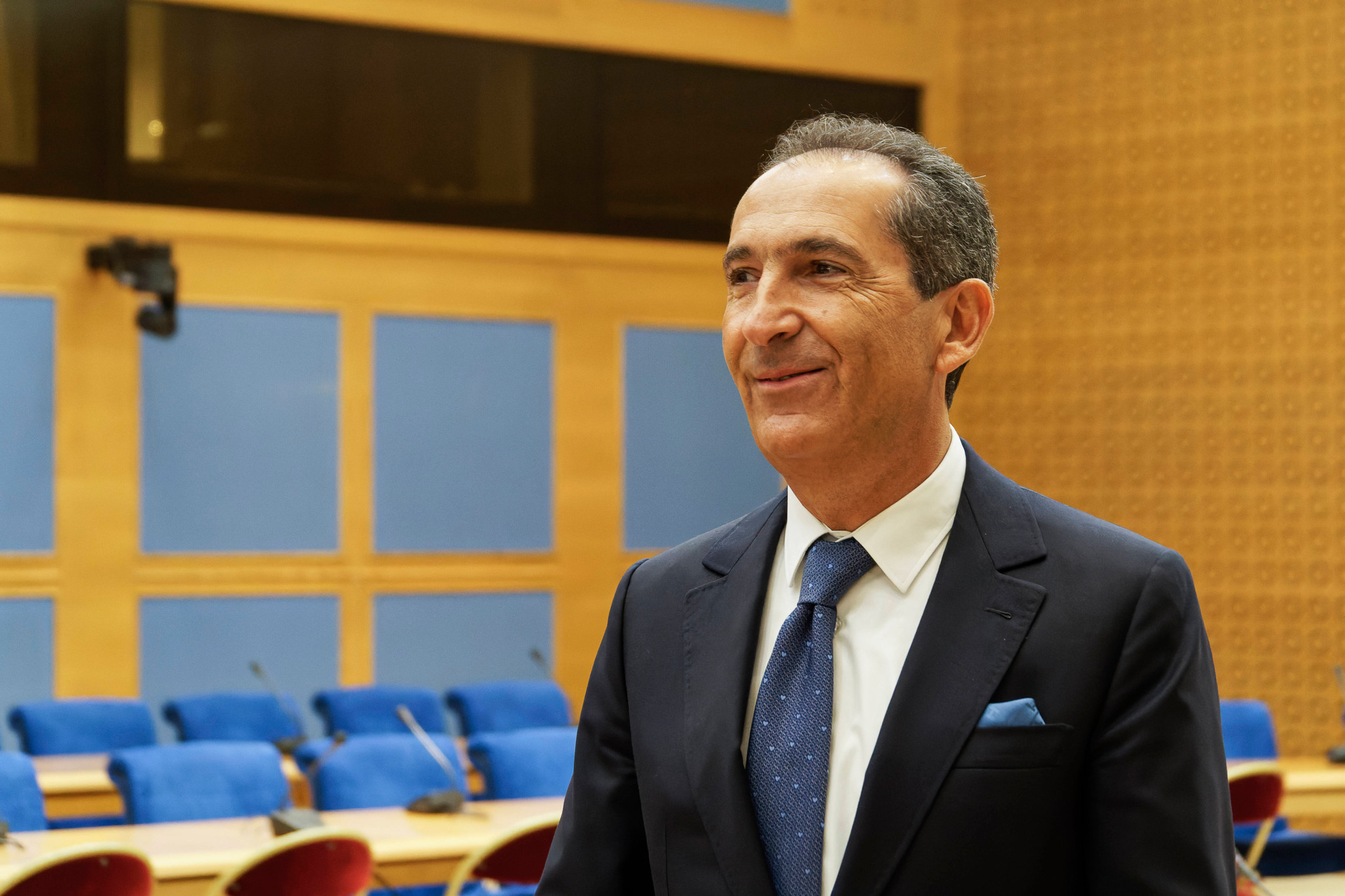 Patrick Drahi, président du groupe Altice, dans une salle du Sénat français avant une audition d’une commission parlementaire sur la concentration médiatique, Paris, février 2022.