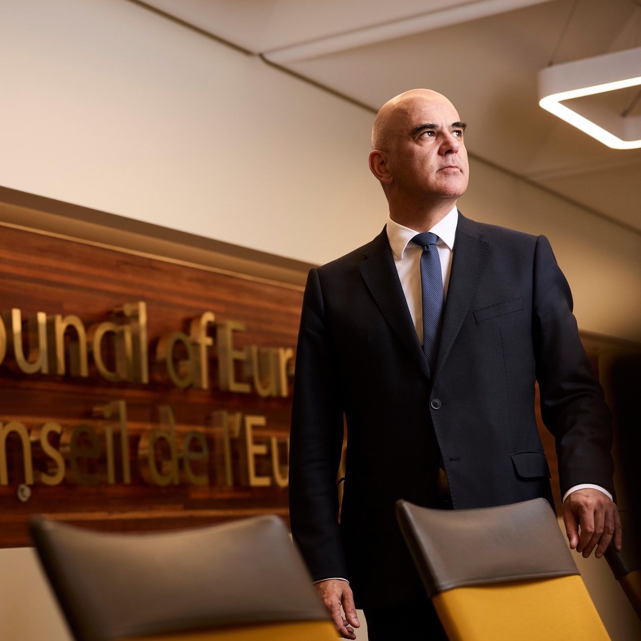 Alain Berset, nouvellement élu Secrétaire général du Conseil de l’Europe, debout devant une table à Strasbourg, le 26 novembre 2024.