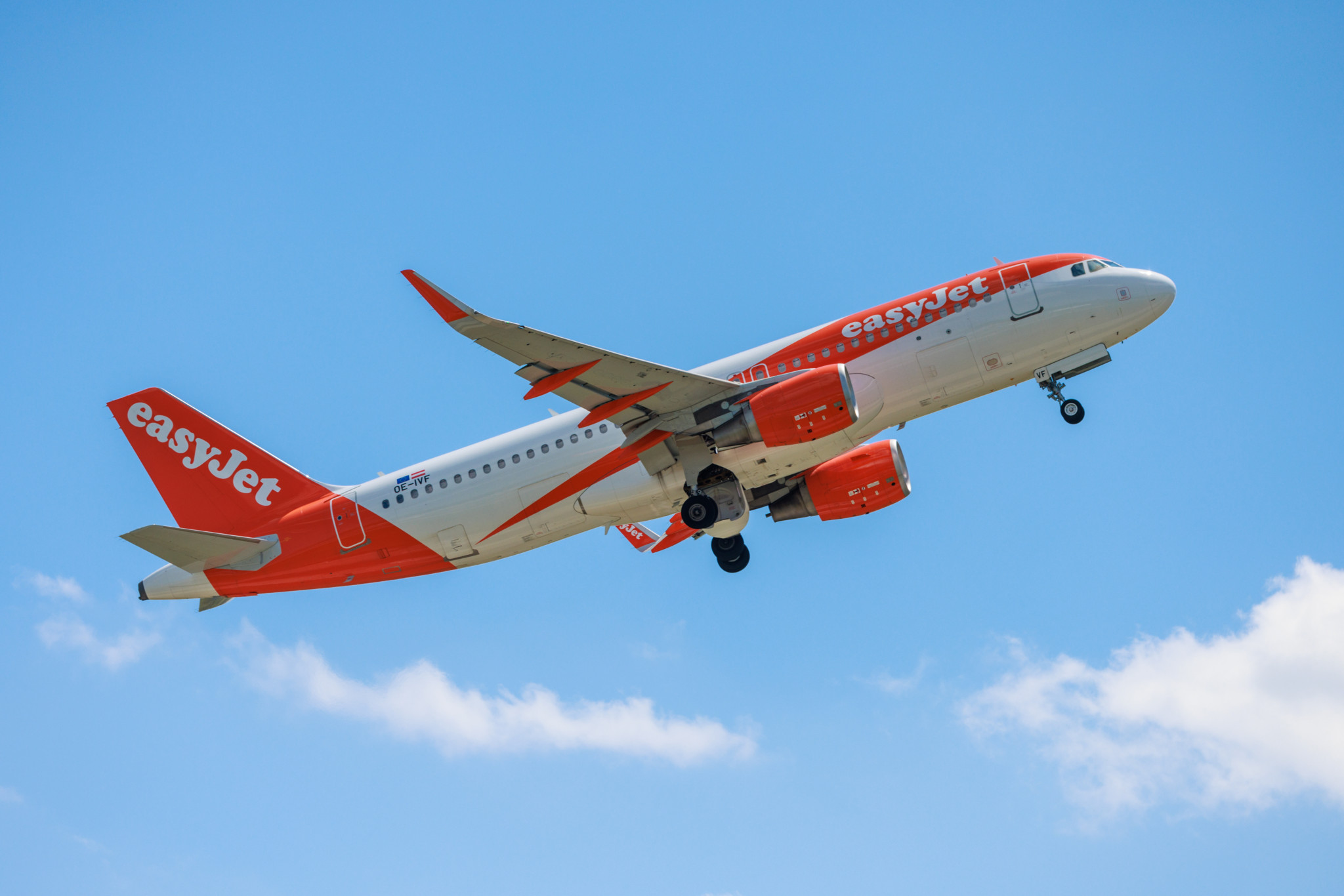Un Airbus 319 d’EasyJet survole Berlin sous un ciel bleu, le 9 juin 2024.