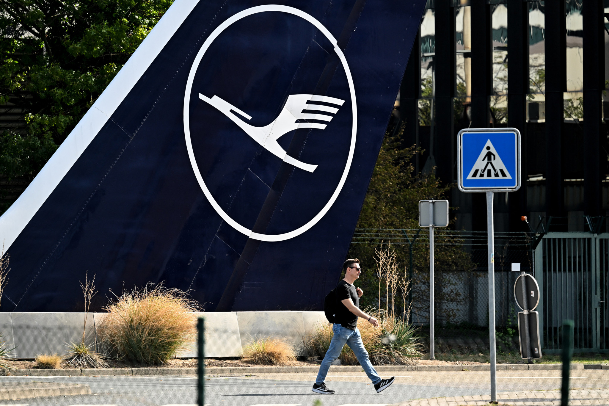 Commentaires sur X: Un employé de Lufthansa perd patience et provoque un tollé en ligne