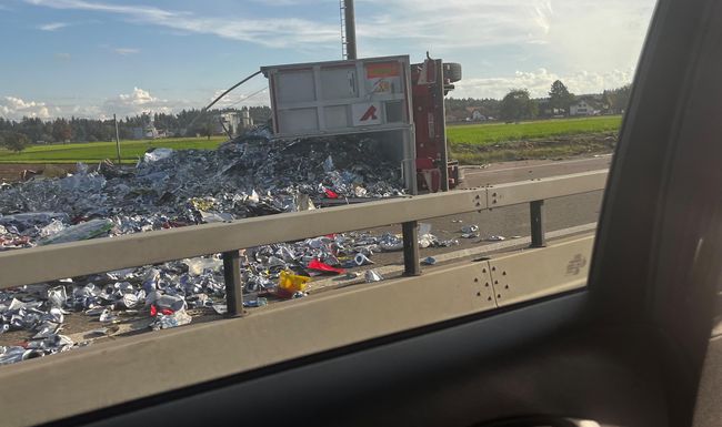 Auf der A1 ist am Montagabend ein Lastwagen verunfallt.