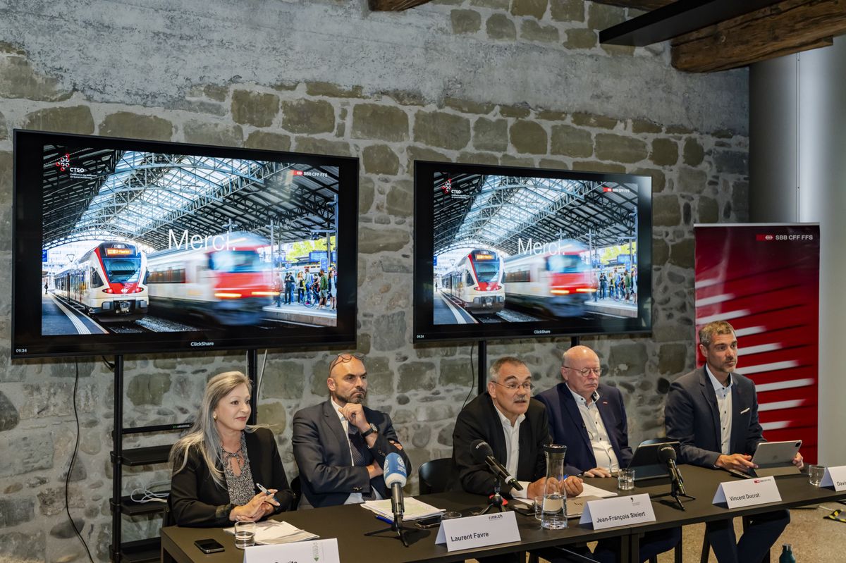 Nuria Gorrite, conseillere d'Etat du canton de Vaud, Laurent Favre, conseiller d'Etat du canton de Neuchatel, Jean-Francois Steiert, conseiller d'Etat du canton de Fribourg et et president de la CTSO, Vincent Ducrot, CEO des CFF et David Fattebert, directeur regional des CFF en Suisse romande, de gauche a droite, parlent lors de la presentation en conference de presse de l'horaire CFF 2025 le mardi 21 mai 2024 a Fribourg. (KEYSTONE/Jean-Christophe Bott)