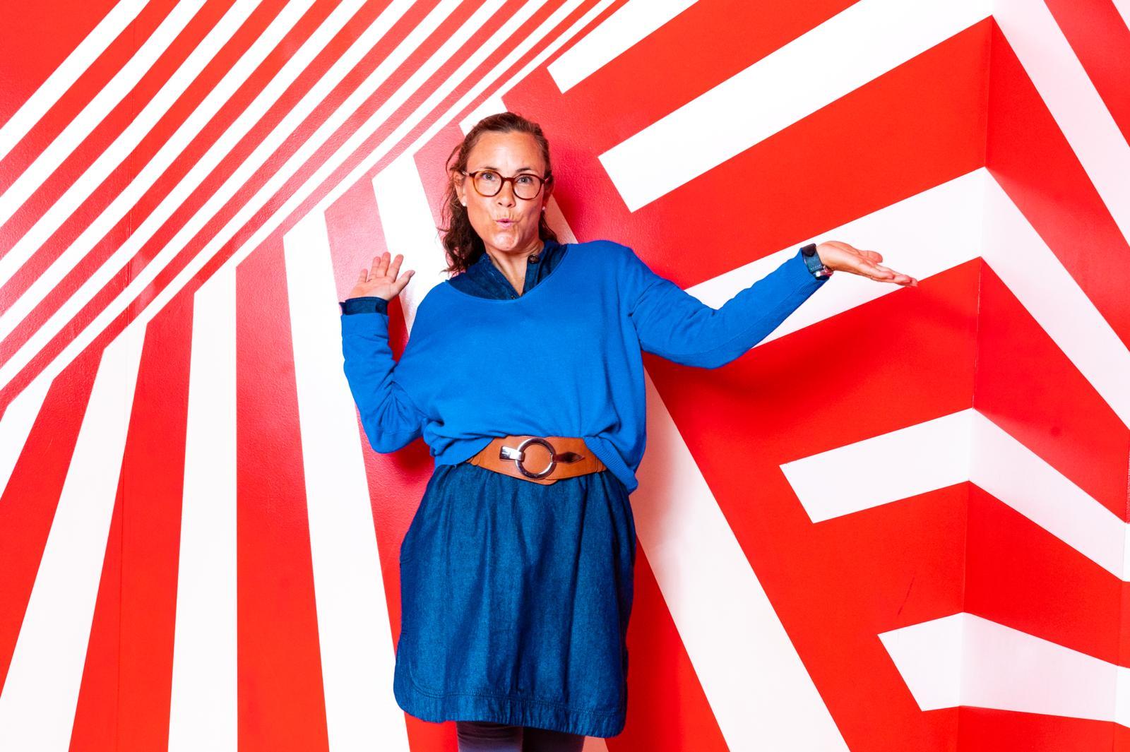 Vor einer rot-weissen Wand im WOW-Museum: Es ist Vanessa Kammermanns zweites Zuhause.