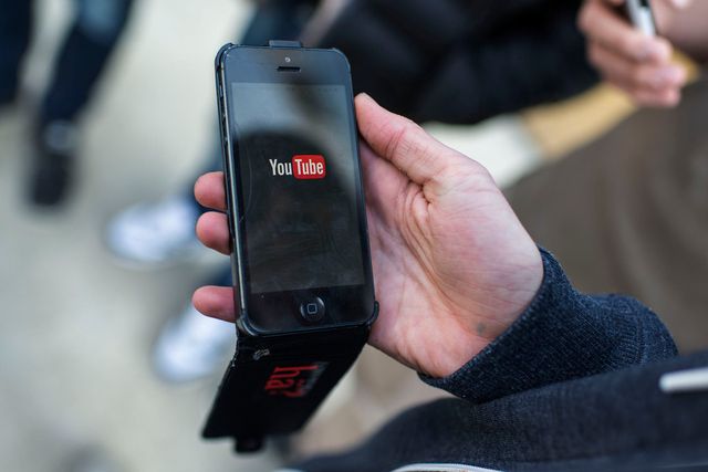 Les adolescents aiment regarder des vidéos tard la nuit dans leur lit.