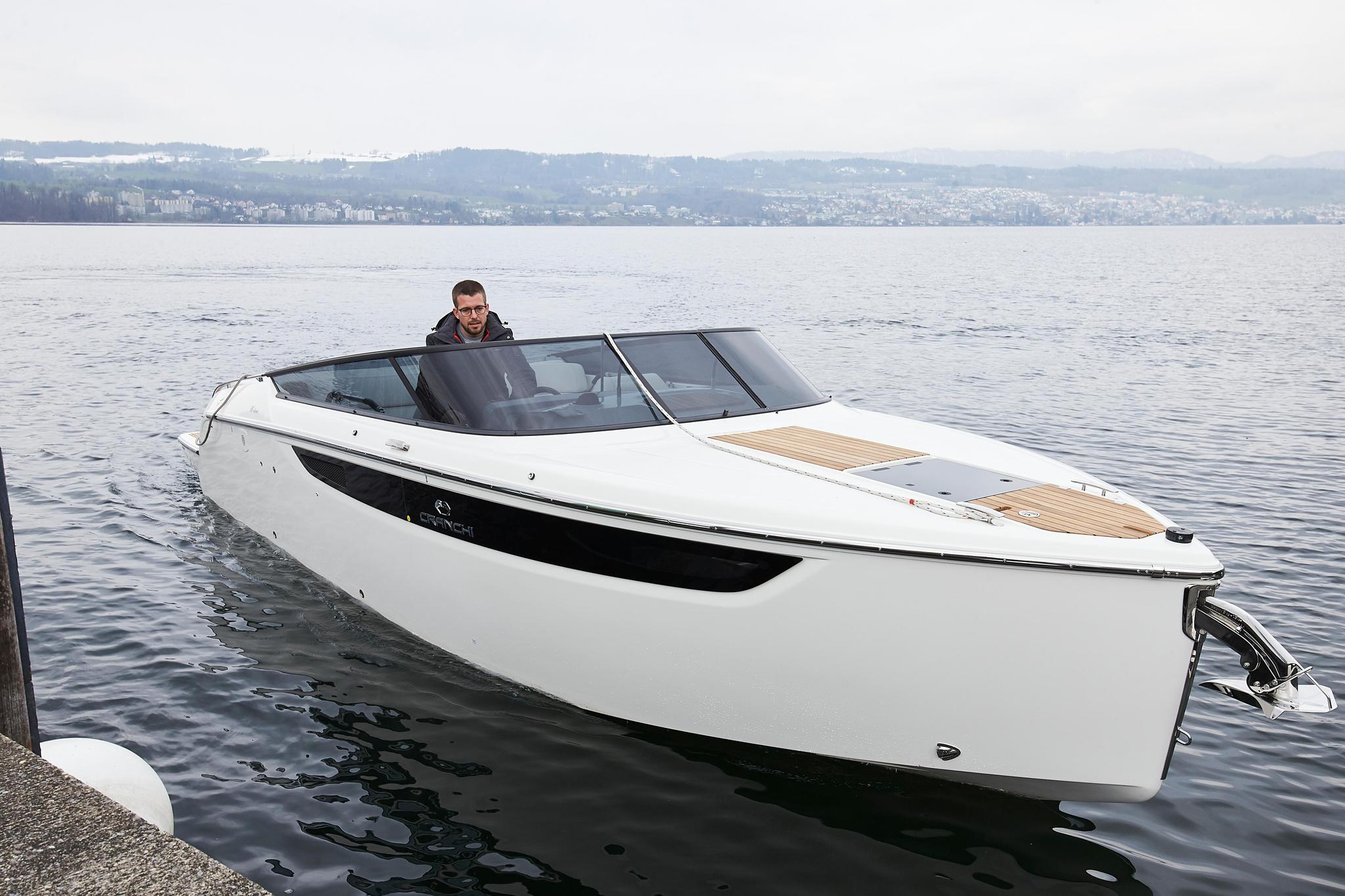 Die Cranchi E26 ist im Eigentum der Yachtwerft.