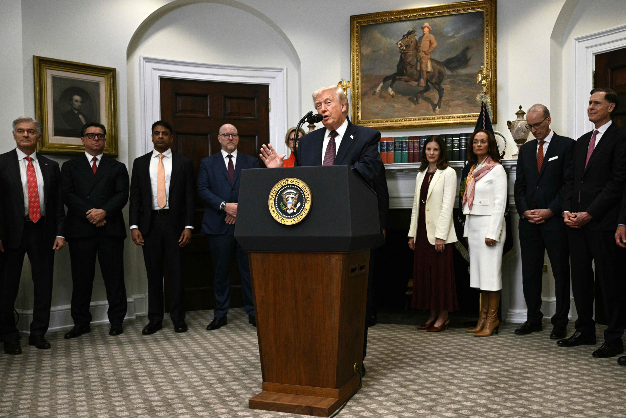 US-PrÃ¤sident Donald Trump macht eine AnkÃ¼ndigung im Roosevelt Room des Weissen Hauses, flankiert von Mehmet Oz und Vertretern pharmazeutischer Unternehmen, Washington, DC, am 19. Dezember 2025.
