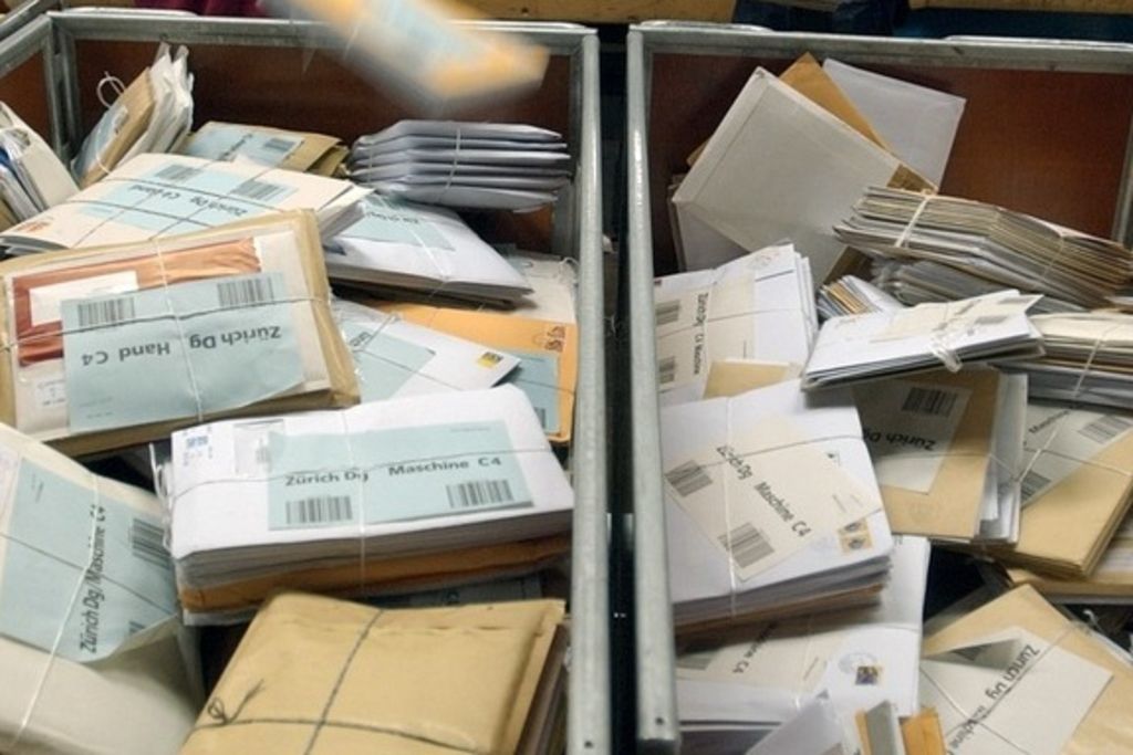 Un facteur enterrait le courrier dans la forêt