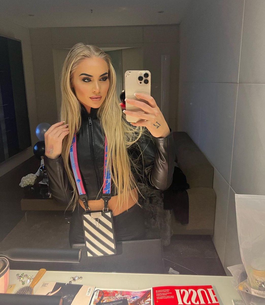 La sportive professionnelle suisse Alisha Lehmann aime se mettre en scène, y compris sur les terrains de football.