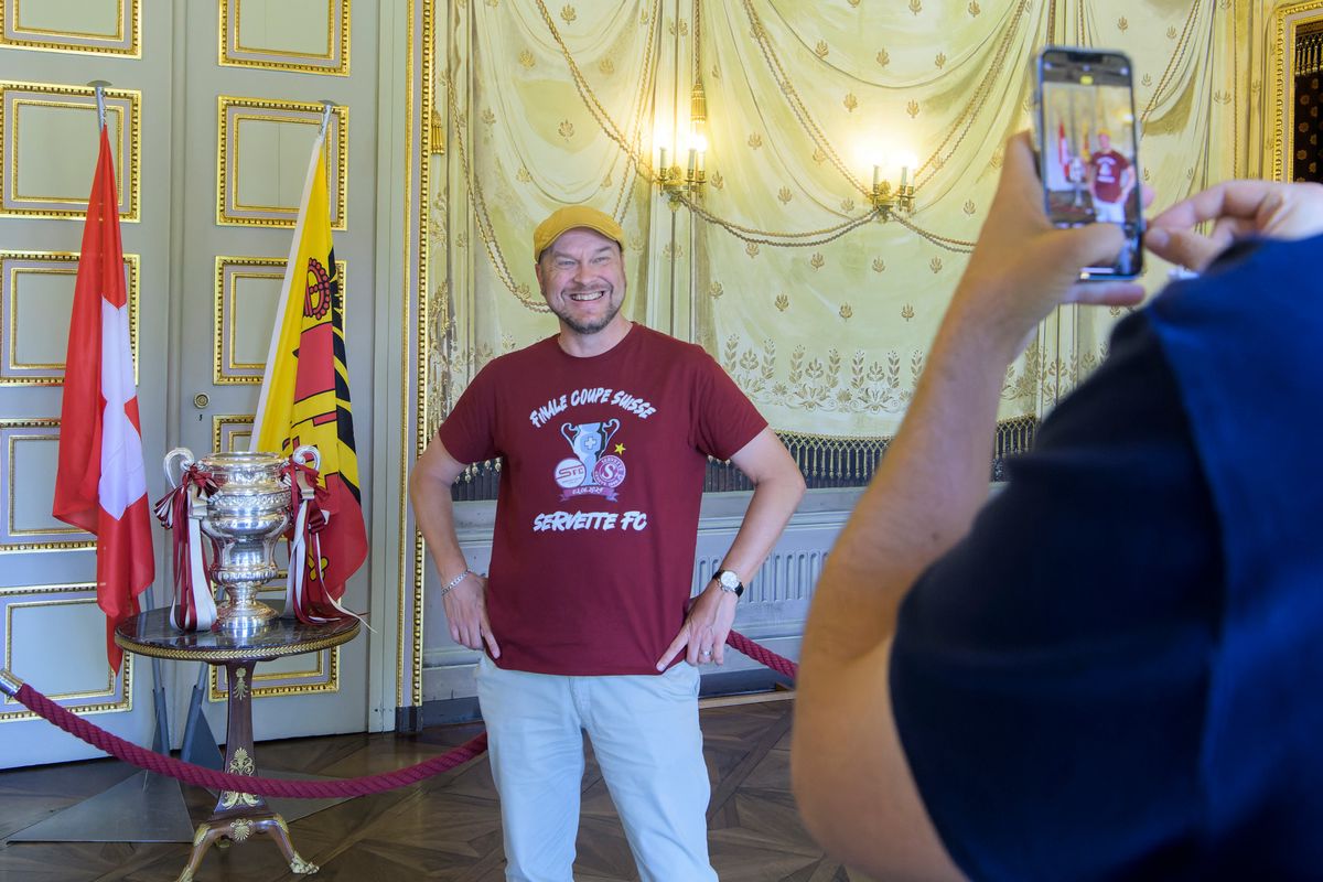 Après la victoire du Servette FC en Coupe de Suisse face au Lugano FC le 2 juin 2024 à Berne, la Coupe de Suisse est présentée au public, au Palais Eynard, en ville de Genève.