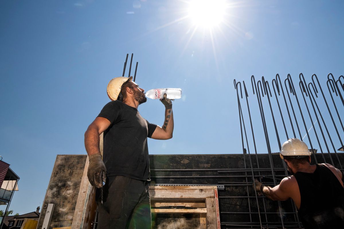 Deux ouvriers sur un chantier: devraient-ils faire la sieste? Et que devraient faire les employés de bureau?