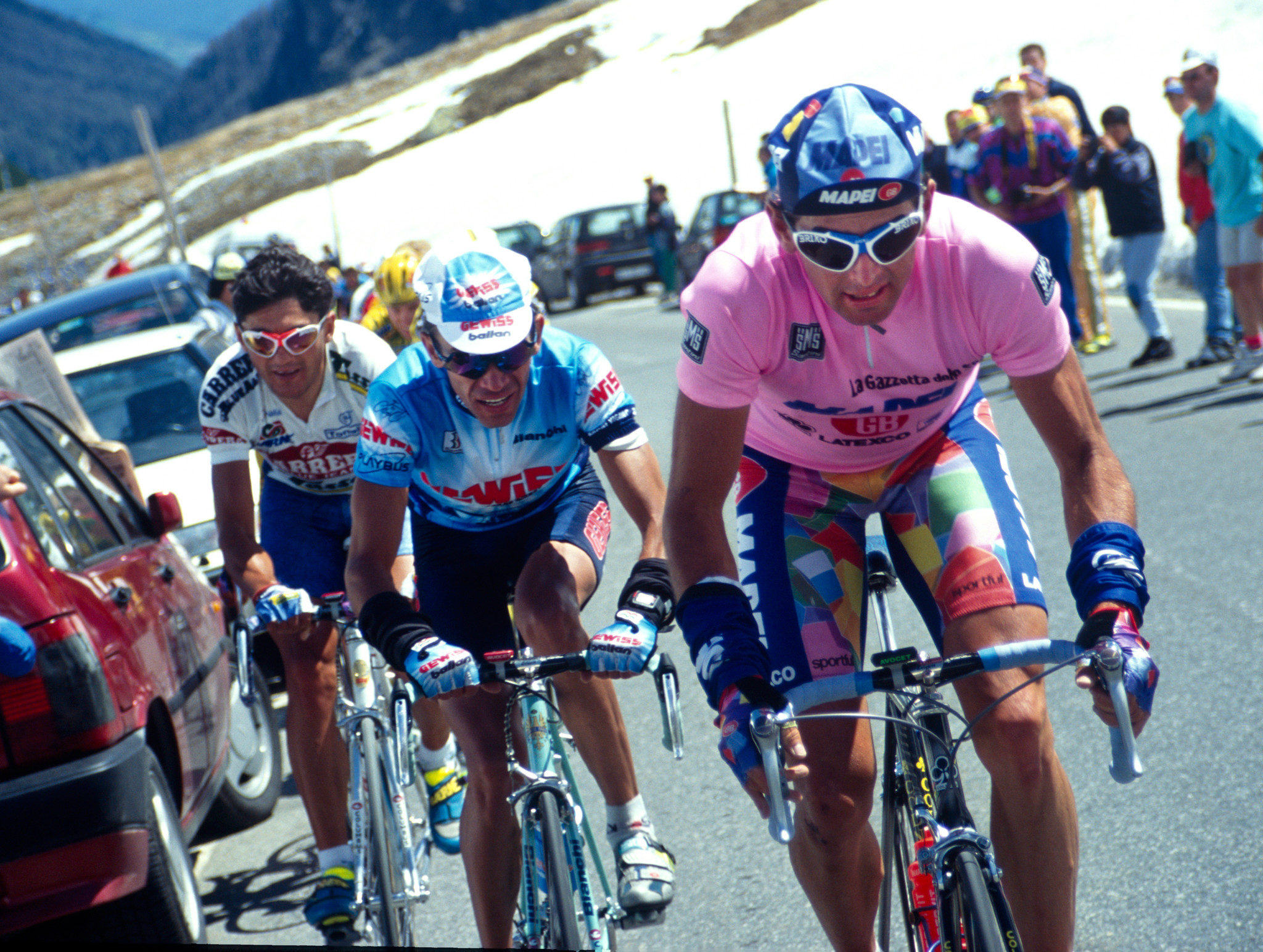 Giro d’Italia in der Schweiz: Ein Held wird bestohlen, ein Sieger wird ausgebuht, und ein Leader zieht sich nackt aus