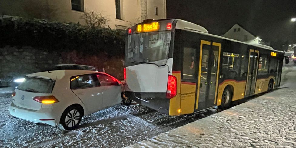 Eine Autofahrerin knallte am Dienstagabend in Triengen in das Heck eines stehenden Postautos.