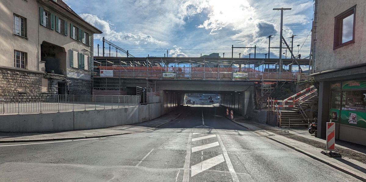 Die Frutigenstrasse in Thun mit der Bahnhofunterführung - und ohne Milchbrüggli, an dessen Stelle bis Ende 2024 eine provisorische Passerelle als Übergang dient.